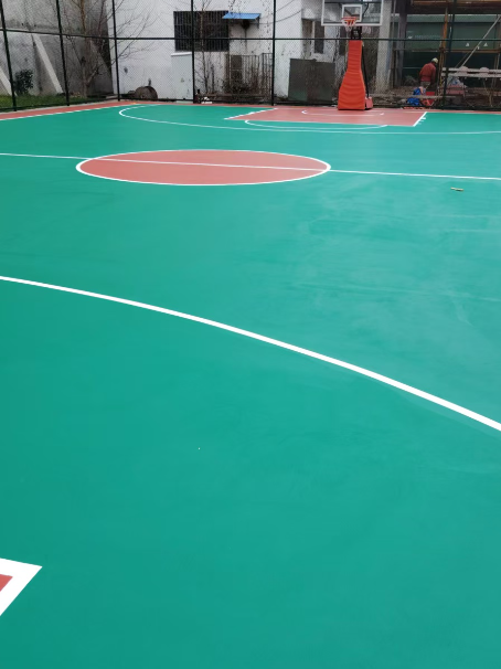 鄂托克前 球场长期使用易出现地面开裂